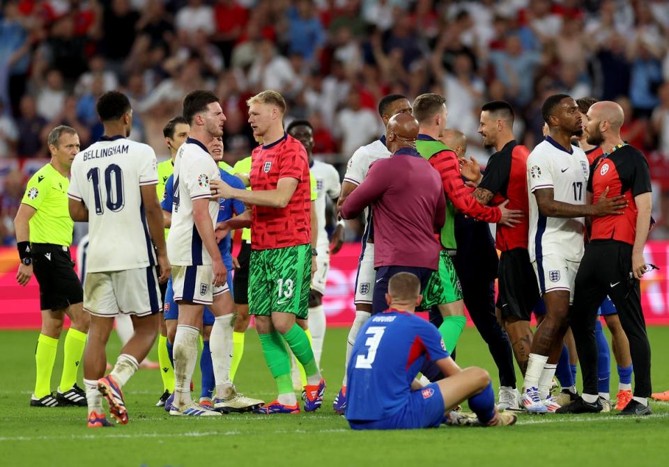 Ricea fauloval jeho spoluhráč z Arsenalu Aaron Ramsdale (Getty Images)