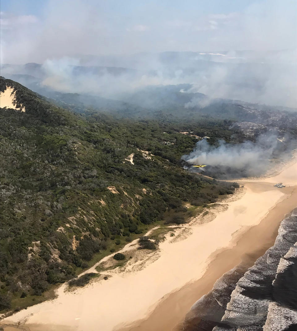 曾被列為世界文化遺產的旅遊勝地弗雷澤島（Fraser Island），正發生大規模森林野火，火勢延燒7周仍難以撲滅。圖片來源：AP。