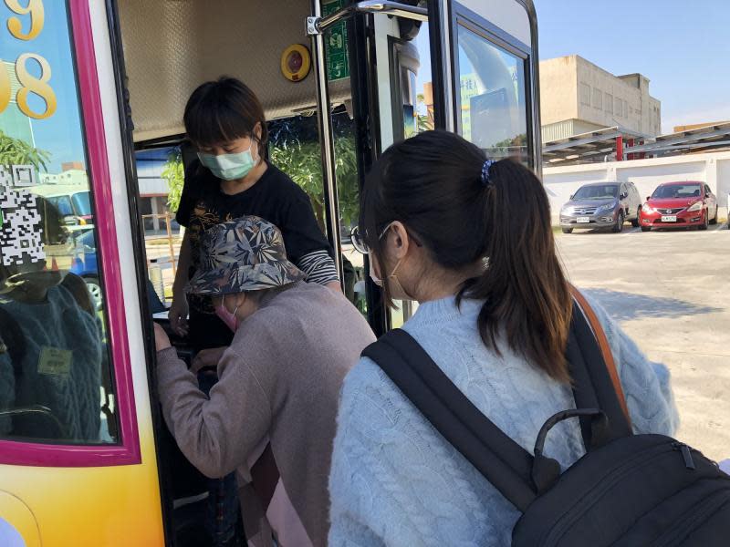 千歲團一日遊　40輛輪椅載長青園日照長輩樂悠遊