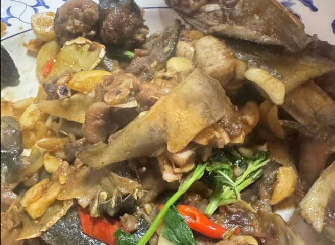 一名網友到新竹南寮某山產店用餐，點了3菜1湯竟然要價4000元，控訴自己遭坑殺。(圖／臉書爆怨2公社)