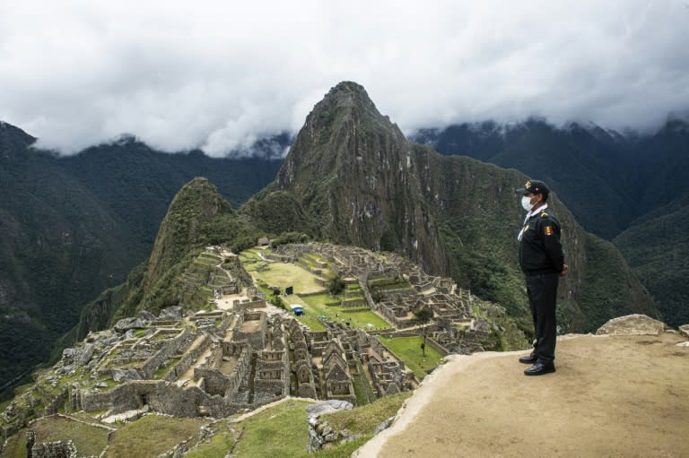 Un policía turístico, de guardia en las ciudadela de Machu Picchu, en Perú, el 1 de noviembre de 2020 (Ernesto Benavides)