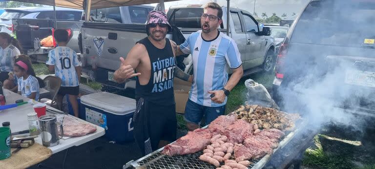 Parrillada completa de hinchas argentinos en la previa de Argentina-Perú, en Miami