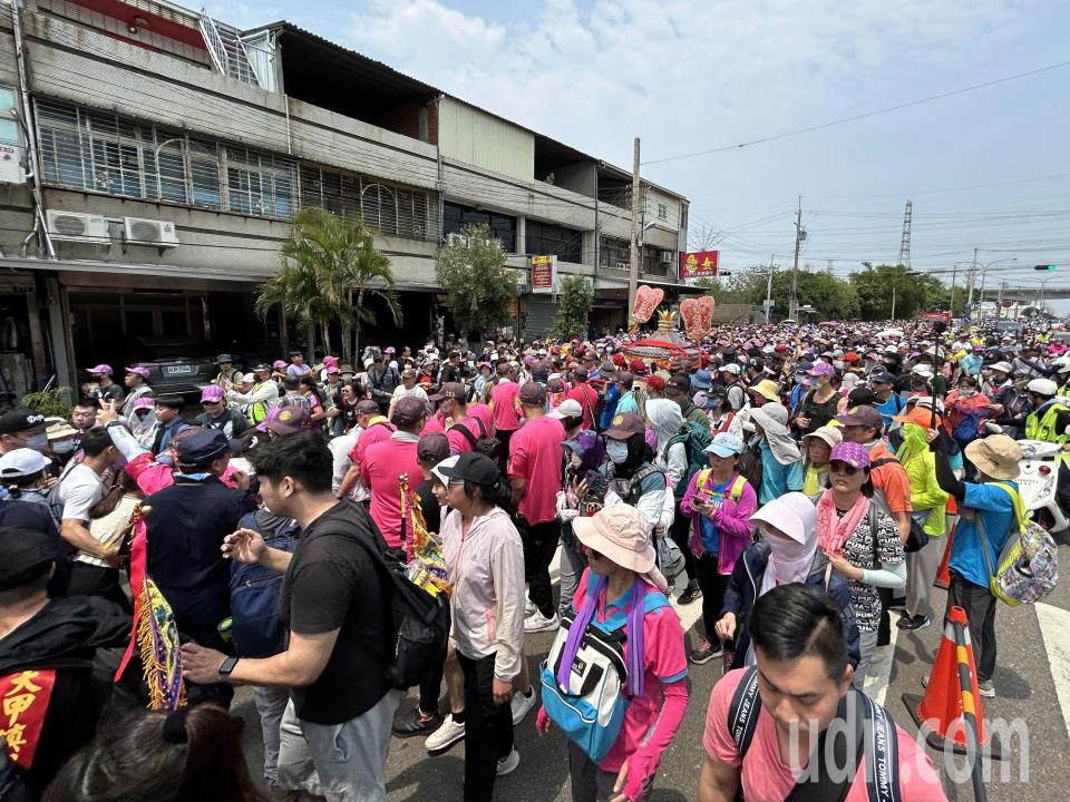 大甲媽鑾轎今天經過大肚區，被熱情信徒包圍，爭相搶著鑽腳底，現「貪食蛇」跪等鑽轎底盛況。記者趙容萱／攝影