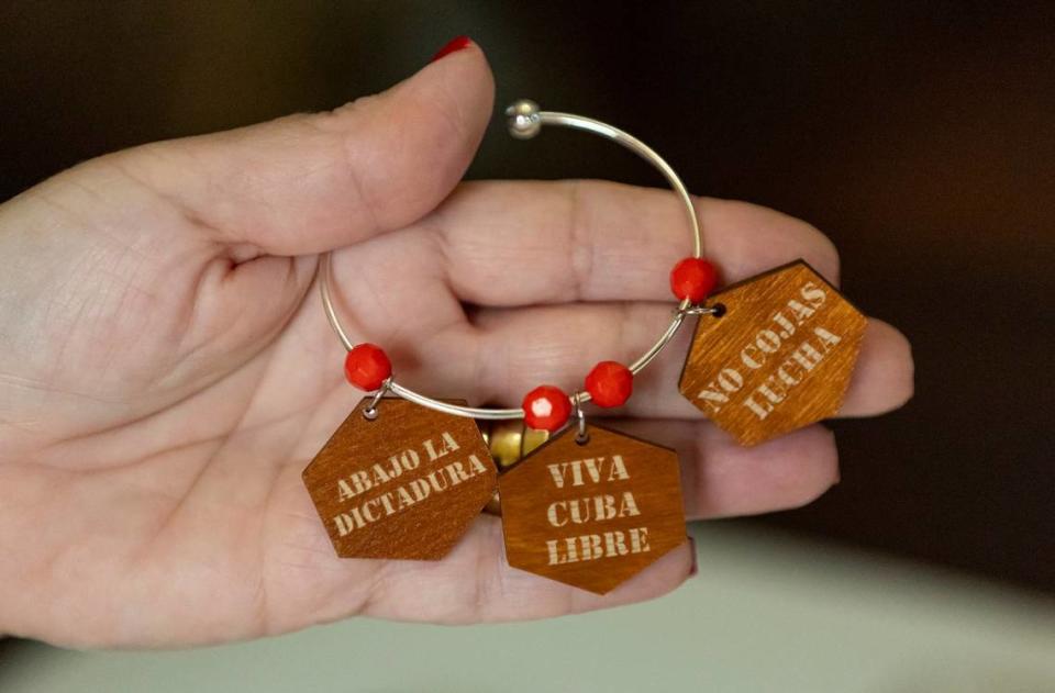 Una pulsera diseñada por Flor María Dabaja, para Fortuna Cubana, con frases y dichos populares cubanos.