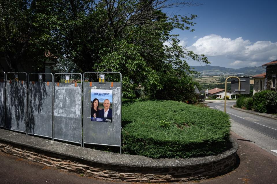 <span>Des panneaux électoraux pour les élections législatives à Trèves (Rhône), près de Lyon, le 19 juin 2024</span><div><span>JEAN-PHILIPPE KSIAZEK</span><span>AFP</span></div>