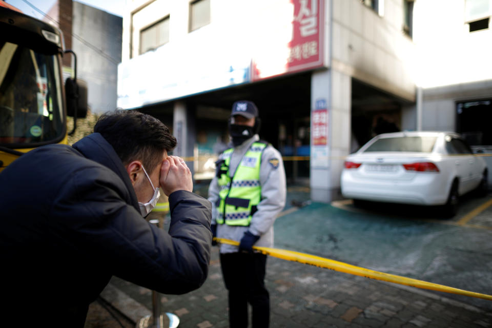 <p>A man tries to peep inside a burnt hospital in Miryang, South Korea, Jan. 26, 2018. (Photo: Kim Hong-ji/Reuters) </p>