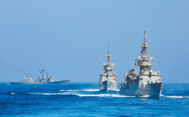 代號「震海計畫」的海軍新一代巡防艦計畫可能生變。台海安全研析中心主任梅復興指出，軍方規畫興建8艘2000噸至2500噸的輕型巡防艦，並分為防空與反潛兩型各4艘。圖為2014漢光30號演習實兵操演，圖右為濟陽級諾克斯巡防艦：舷號935蘭陽艦，圖左為成功級飛彈巡防艦：舷號1110田單號。（本報資料照片）