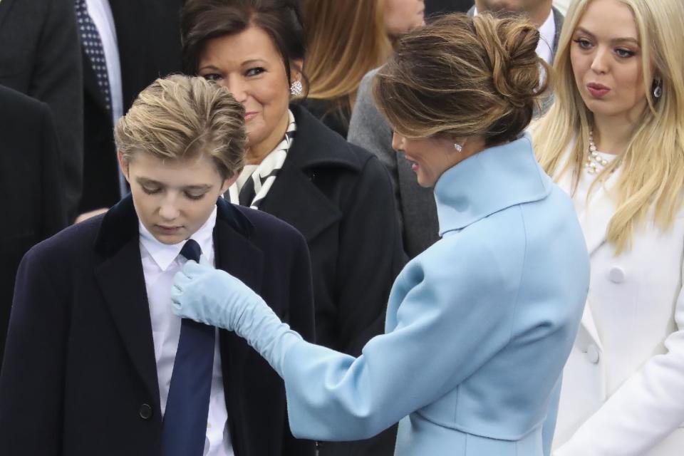 Melania le acomoda la corbata a su hijo, Barron, durante la ceremonia.