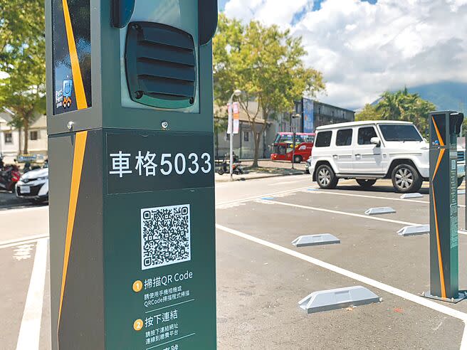 花蓮市自由街停車格設置智慧停車柱，手機掃描停車柱上的QRcode即可繳費。（王志偉攝）