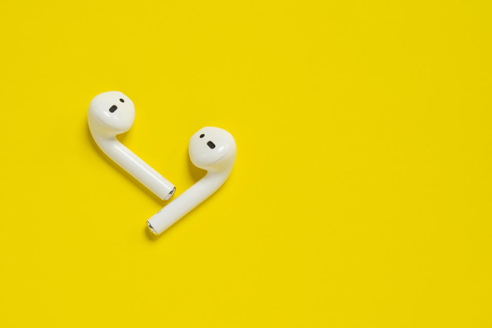 Die Apple Airpods der 2. Generation mit kabelgebundenem Ladecase sind derzeit von den ursprünglichen 179 € auf 124,25 € reduziert. Sie sparen 31% (Bild: Getty)