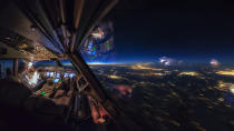 <p>Eine Gewitterfront vom Cockpit aus. (Bild: Christiaan van Heijst/Caters News) </p>