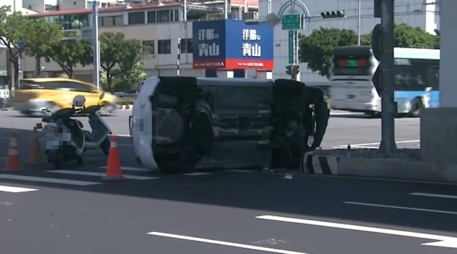 一輛轎車違規右轉，與一名騎士發生擦撞。（圖／東森新聞）