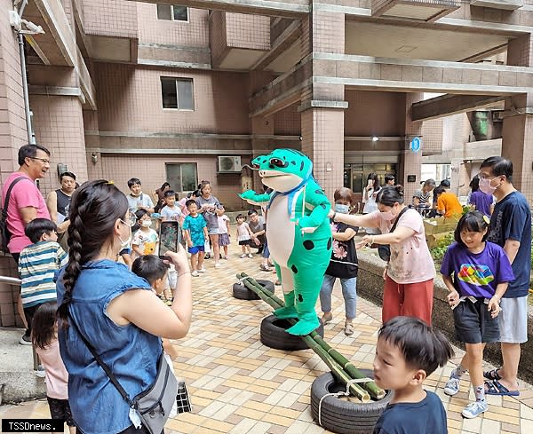 壯觀里辦公處及大壯觀願景發展協會舉辦「滾吧！屁小孩！大人放風日」鄰里快閃遊戲活動，里長陳威竹甚至親自穿著青蛙裝亮相，深受孩子們喜愛。<br /><br />（記者王世明攝）