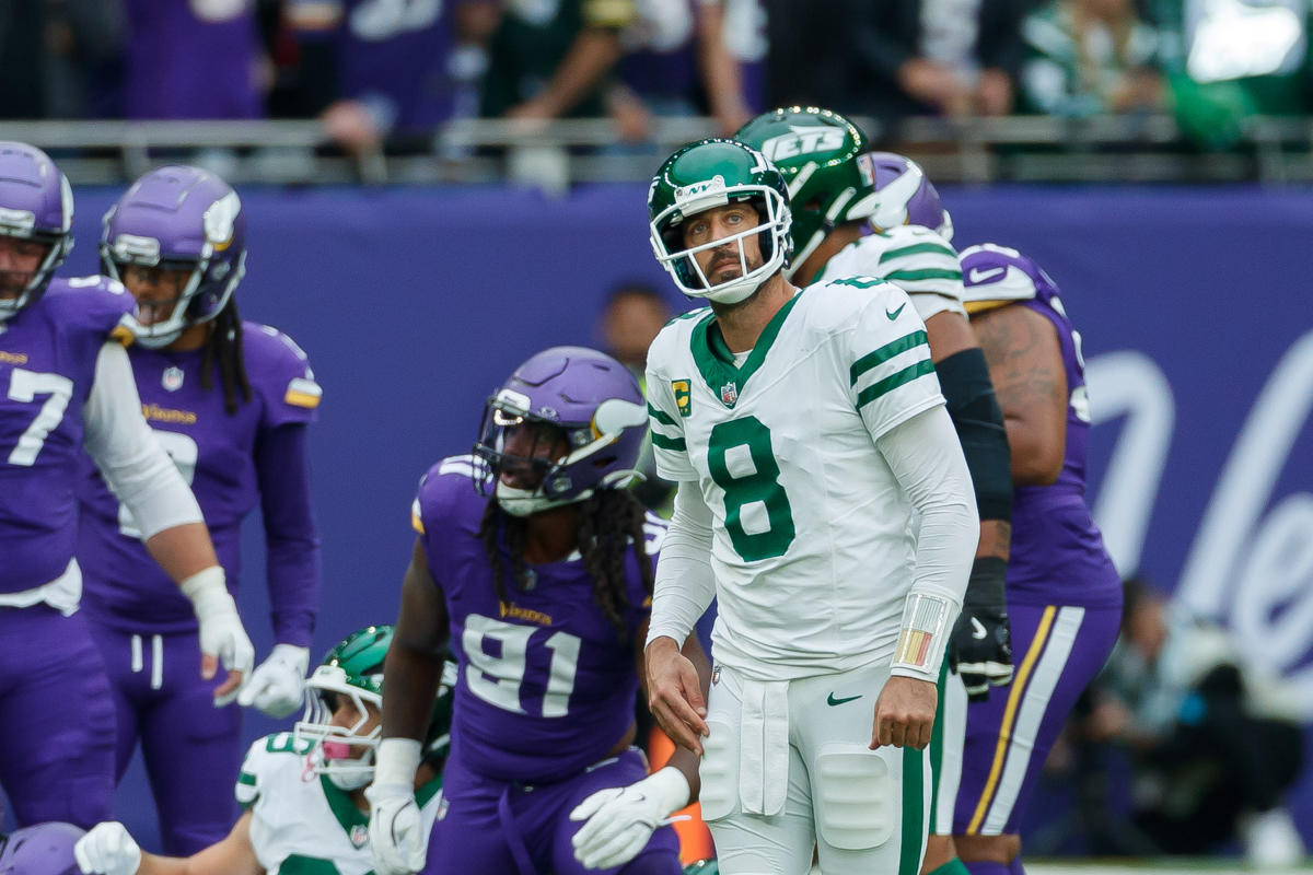 The Vikings pull ahead late against Aaron Rodgers and beat the reeling Jets in London, improving to 5-0