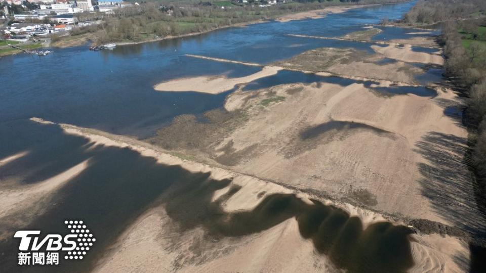 幾乎快橫跨整個法國的羅亞爾河（Loire），面積約有３個台灣大，但如今也因乾旱而河床裸露。（圖／達志影像路透社）