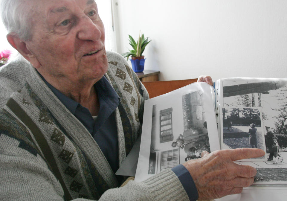 Rochus Misch señala a una foto de Adolf Hitler tomada a inicios de la década del 40. (AP Photo/Herbert Knosowski, File)