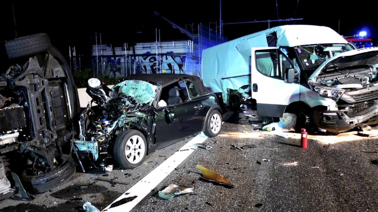 Bei einem Unfall zertrümmerte Autos und Kleinlaster stehen auf der Autobahn 5 bei Erzhausen. Gaffer und eine fehlende Rettungsgasse erschwerten die Einsatzarbeiten. Foto: Skander Essadi/Keutz TV-News