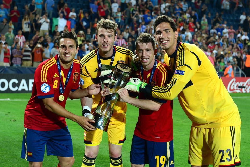 Koke, De Gea, Muniain y Joel posan sonriendo y sujetando el trofeo de campeones.