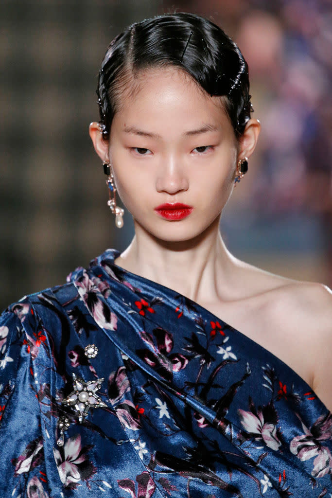 <p>Pearl teardrop earring and black stud earring at the Erdem FW18 show. (Photo: Getty) </p>