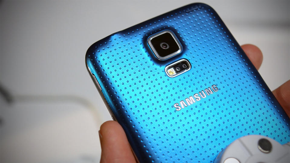 New York Times pits Galaxy S5 against iPhone 5s, says competition isn’t even close