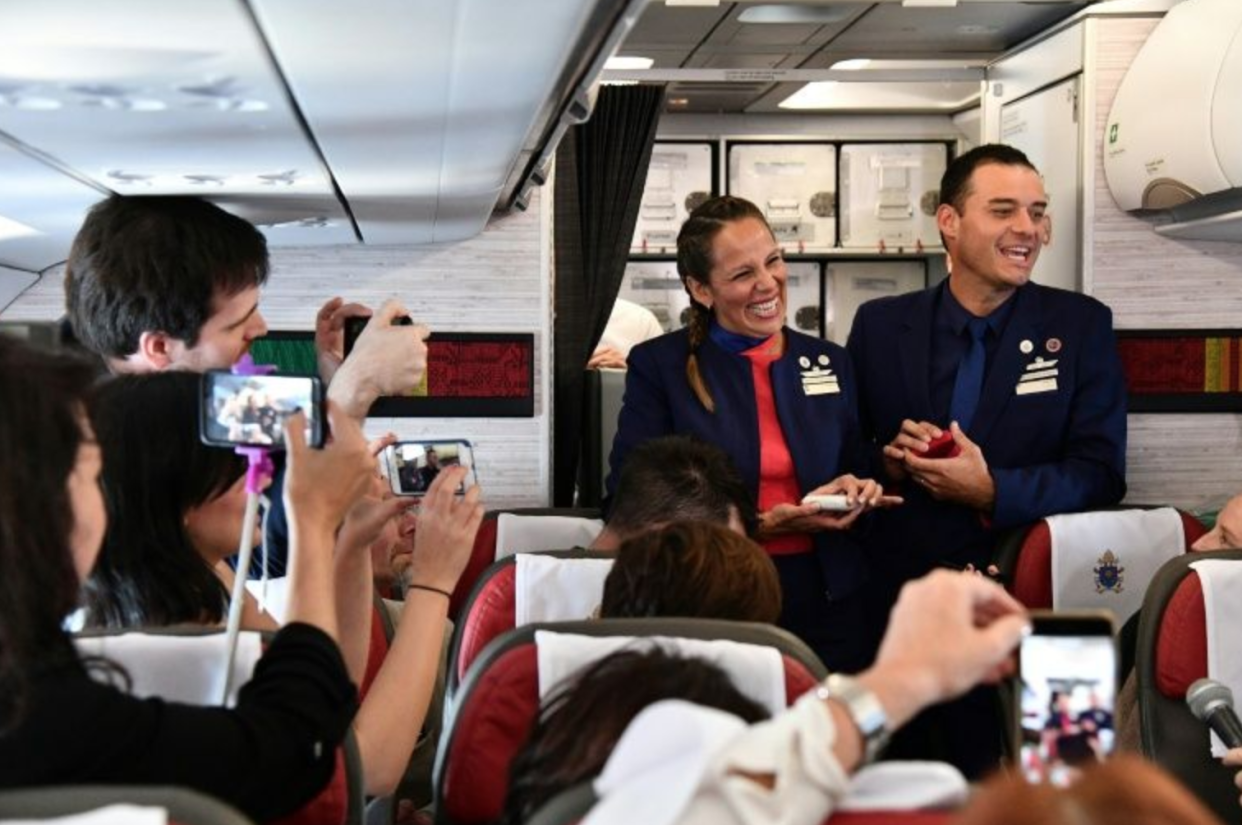 El papa celebra el primer matrimonio a bordo del avión papal/AFP