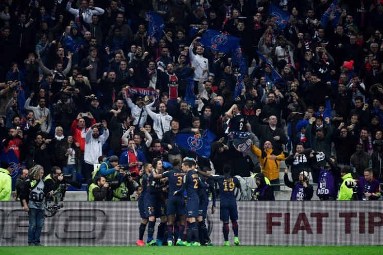 <p>Les joueurs du PSG en pleine communion avec leur public. (crédit AFP)</p>