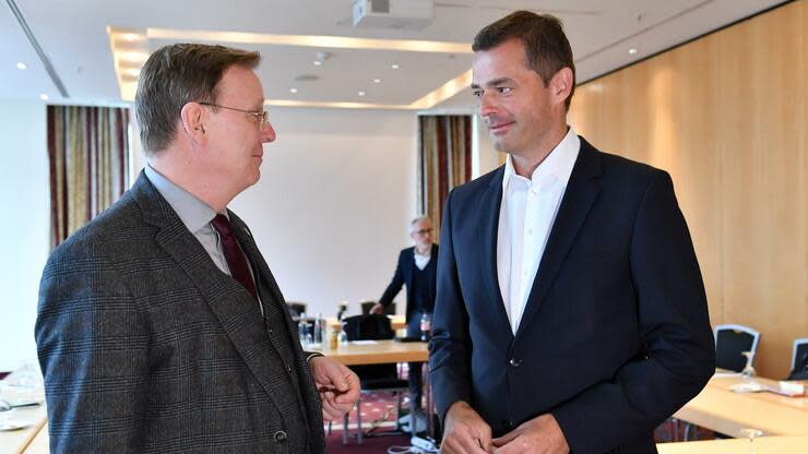 Bodo Ramelow (l-r, Die Linke), Ministerpräsident von Thüringen, und Mike Mohring, Vorsitzender der CDU Thüringen, treffen sich in einem Hotel zum Gespräch wegen der schwierigen Regierungsbildung. Foto: dpa