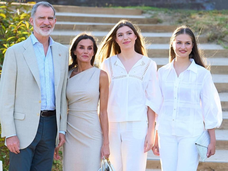 König Felipe, Königin Letizia of Spain, Prinzessin Sofia und Kronprinzessin Leonor posieren auf den Stufen des Hotels Melia Lloret de Mar für die Fotografen. (Bild: IMAGO/MPG)