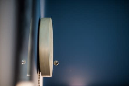 懸浮時鐘，內置的磁鐵在引導鉻球圍繞木製錶盤旋轉。圖片來源：kickstarter（下同）