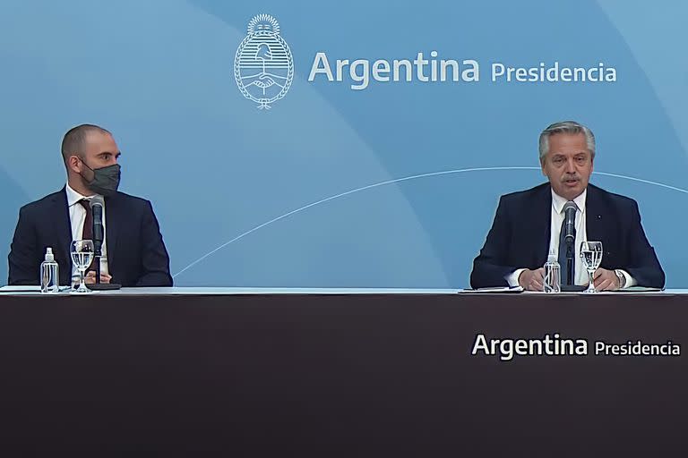 Martín Guzmán junto al Presidente Fernández, en los anuncios de ayer a la mañana que mostraron el respaldo del mandatario al ministro