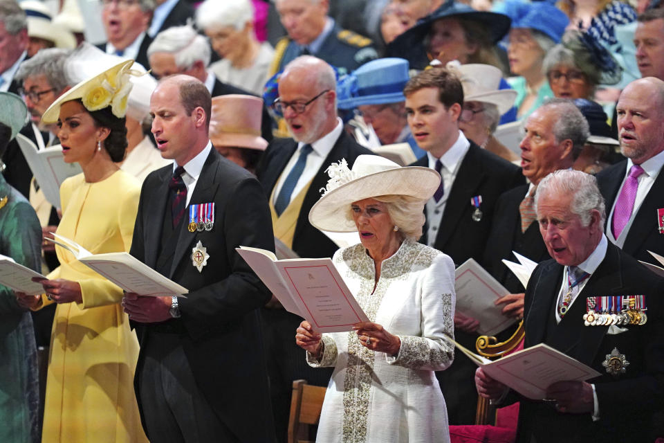 En primera fila Catalina, la duquesa de Cambridge, de izquierda a derecha, el príncipe Guillermo, Camila, la duquesa de Cornualles, y el príncipe Carlos en la misa de acción de gracias para la reina Isabel II en la Catedral de San Pablo en Londres el viernes 3 de junio de 2022 en el segundo de cuatro días de celebraciones por su Jubileo de Platino por sus 70 años de reinado. (Aaron Chown/Pool photo via AP)