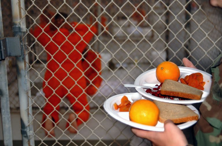 Cuando se distribuían las comidas en el Campo X-Ray, un detenido tenía que ponerse de rodillas y mirar hacia otro lado mientras un guardia metía la mano en el interior de la celda. Al principio, se entregaba a cada prisionero una esterilla militar ISO, del grosor de una esterilla de yoga, que los detenidos utilizaban como colchón y como alfombra de oración. Más tarde, los militares proporcionaban comidas halal en el campamento X-Ray.