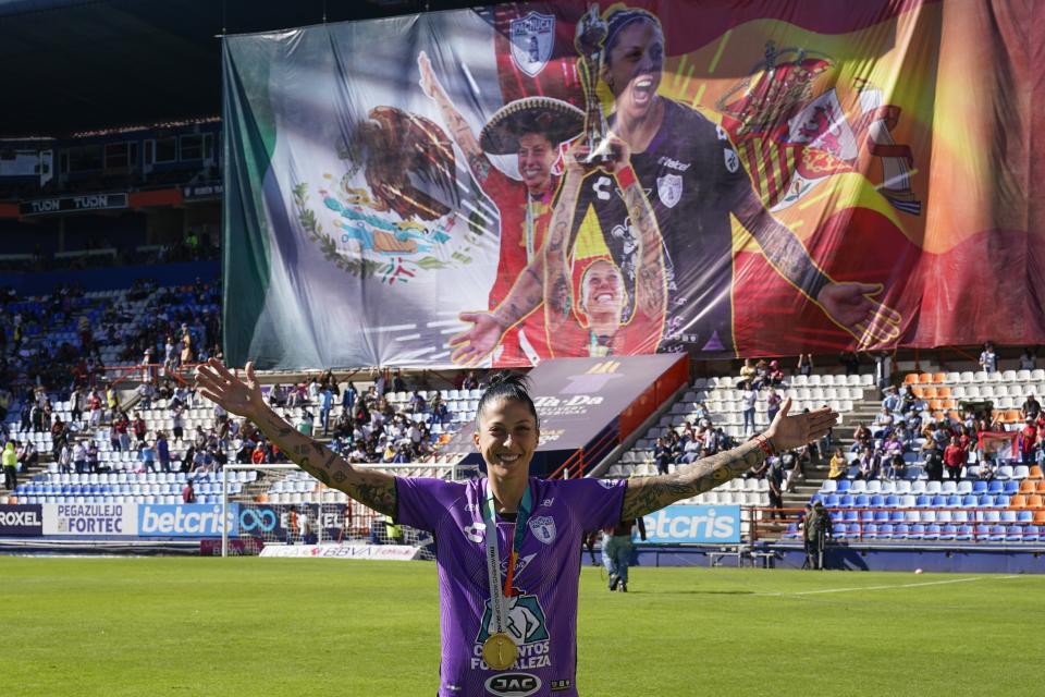 La delantera española Jenni Hermoso del Pachuca de México sonríe durante un homenaje después de que ganó la Copa Mundial femenina con España, durante el partido de la liga femenina de México entre su club y Pumas, el domingo 10 de septiembre de 2023. (AP Foto/Eduardo Verdugo)