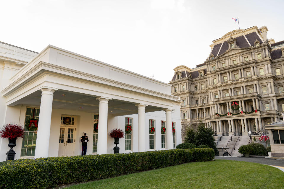 Un infante de Marina monta guardia el martes 22 de diciembre de 2020 frente a la puerta de acceso al Ala Oeste de la Casa Blanca, lo que significa que el presidente se encuentra en la Oficina Oval, en Washington. (AP Foto/Andrew Harnik)