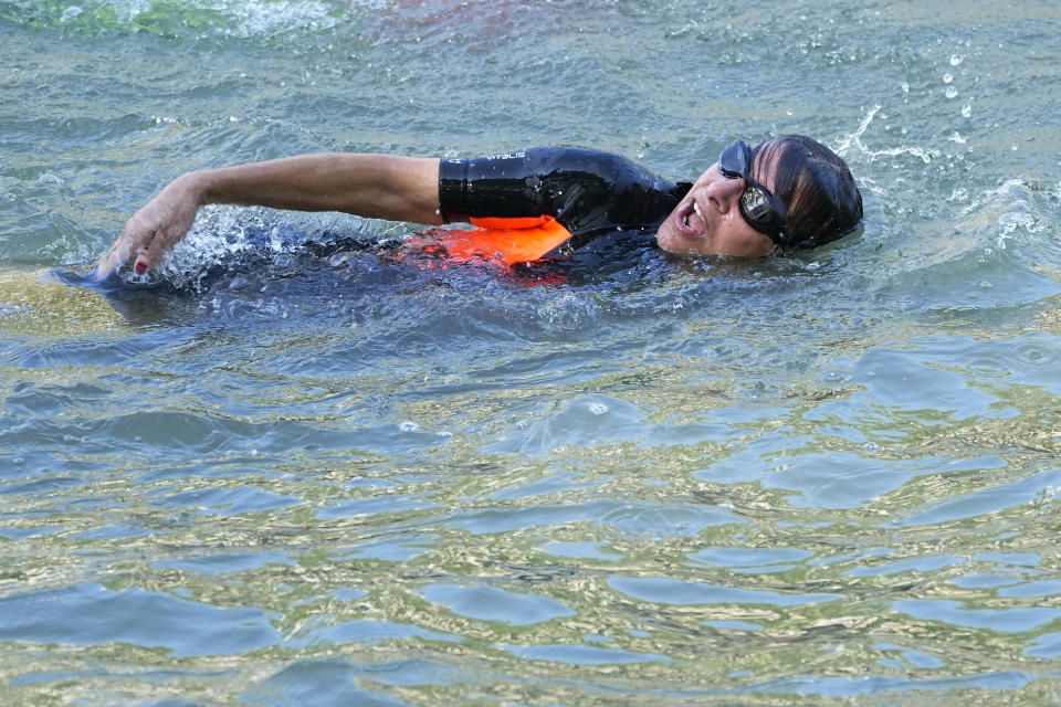 La alcaldesa de París, Anne Hidalgo, nada en las aguas del río Sena, el 17 de julio de 2024, en París. (AP Foto/Michel Euler)