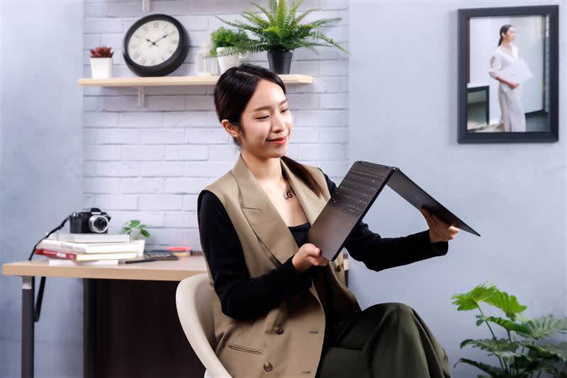 LG gram Pro 2-in-1為金氏世界紀錄中最輕的16吋翻轉觸控筆電，360度翻轉觸控螢幕，擁有五種翻轉模式，搭配磁吸式觸控筆，完美應對各種情境。（圖／台灣樂金提供）