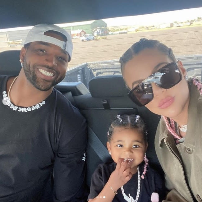 Tristan Thompson con su ex Khloé Kardashian y su hija mayor True credit:Bang Showbiz