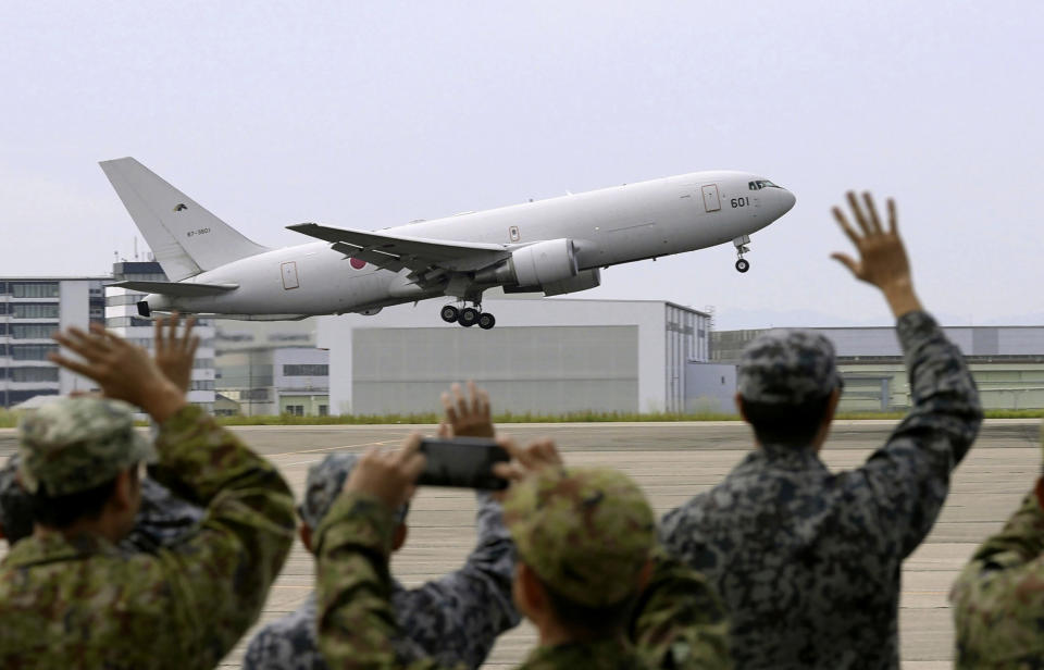 <strong>日本航空自衛隊KC-767空中加油運輸機14日從愛知縣小牧基地出發飛往吉布地準備撤僑。（圖／美聯社）</strong>