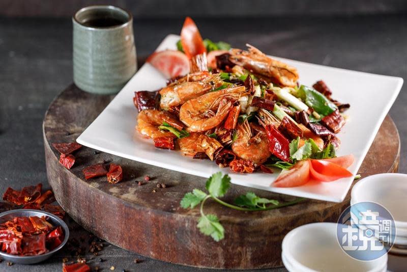 「臭屁蝦」是張愛英為了媽媽，把台式胡椒蝦改良成加了東北花椒的麻辣版白蝦。（380元／份）