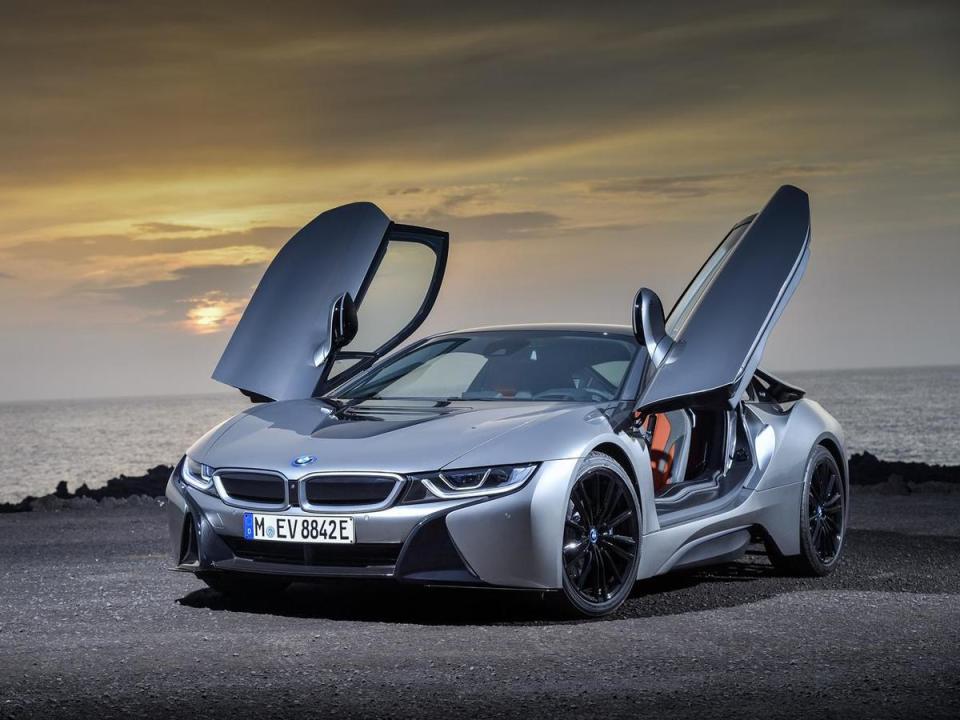 BMW i8技術規格： 長寬高：4,689mm X 1,942mm X 1,291mm 軸　　距：2,800mm 驅動方式：四輪驅動 平均油耗：35.7km/ltr 標配售價：998萬元