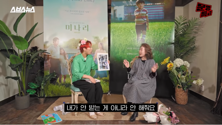 尹汝貞（右）在《文明特急》受訪透露，沒有品牌要贊助她服裝。（翻攝自YouTube畫面）