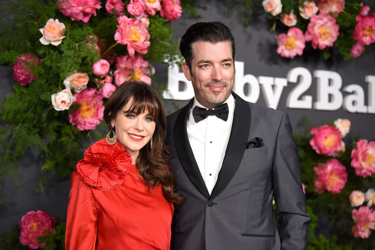 Zooey Deschanel and Jonathan Scott attend the 2022 Baby2Baby Gala presented by Paul Mitchell at Pacific Design Center on November 12, 2022 in West Hollywood, California.  (Araya Doheny / Getty Images for Baby2Baby)