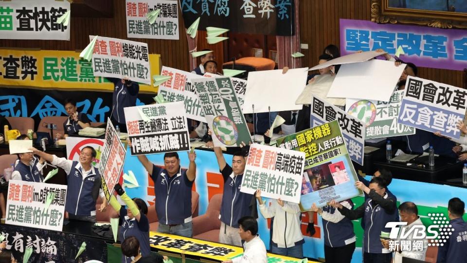 40%民眾比較支持藍白兩黨立場。（圖／胡瑞麒攝）