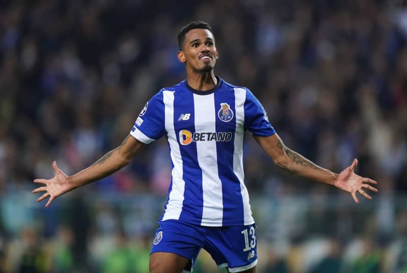 Porto's Galeno celebrates scoring his side's first goal during the UEFA Champions League round of 16 first leg soccer match between FC Porto and Arsenal at Estadio do Dragao. Bradley Collyer/PA Wire/dpa