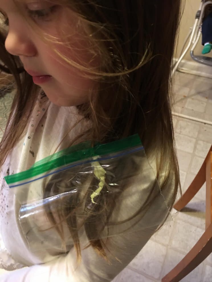 Así ‘aisló’ el chicle en el cabello de su hija. Foto: Imgur.com/PiggyBanksAreNotToys