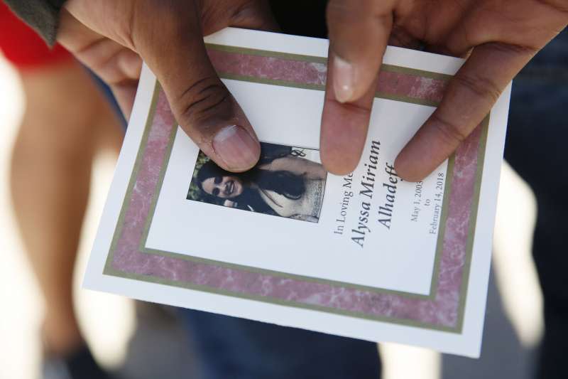 2018年2月14日美國佛州校園槍擊案，悼念受害者奧哈德芙（Alyssa Alhadeff）的卡片（AP）