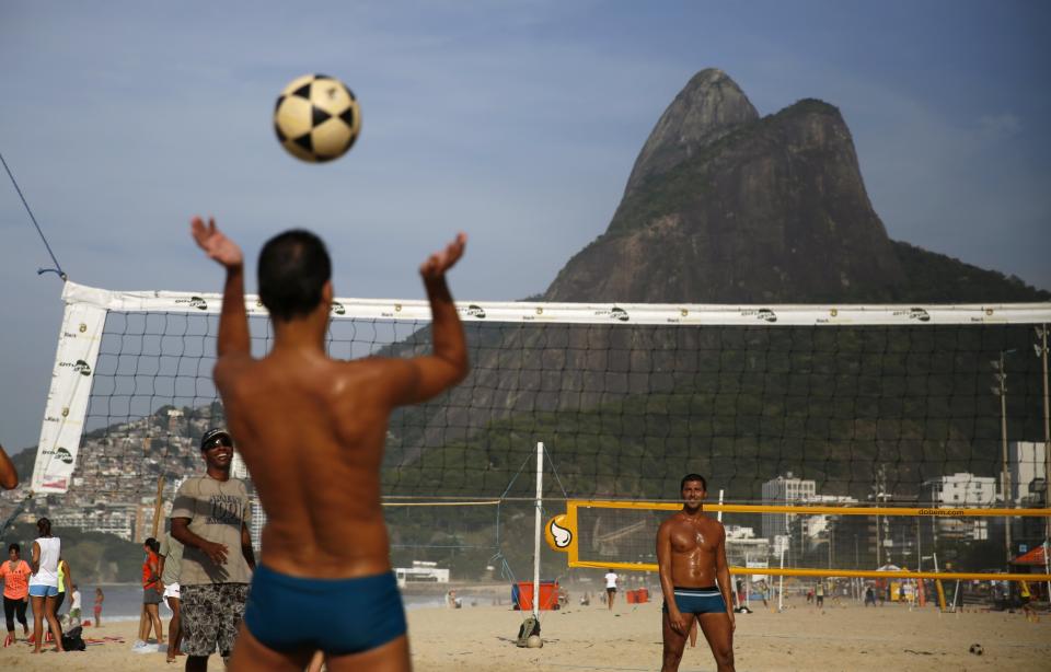 Residents play footvolley, a sport that combines both soccer and volleyball, on Ipanema beach in Rio de Janeiro April 9, 2014. REUTERS/Pilar Olivares (BRAZIL - Tags: SPORT SOCCER VOLLEYBALL SOCIETY)