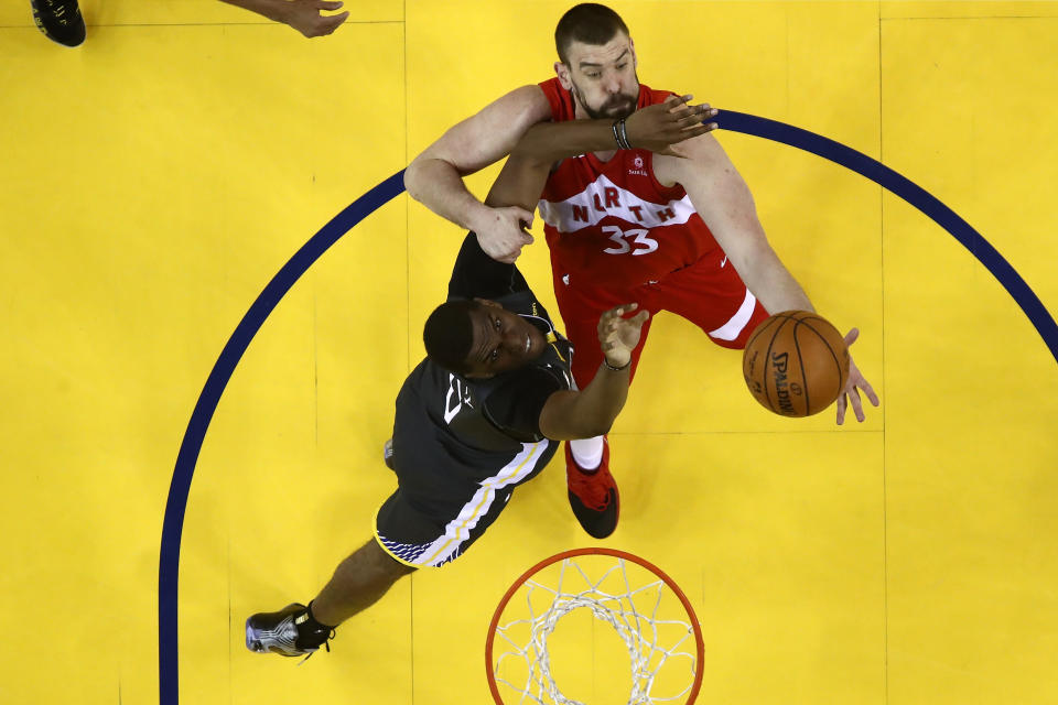 OAKLAND, CALIFORNIA - JUNE 07:  Marc Gasol #33 of the Toronto Raptors attempts a shot against Kevon Looney #5 of the Golden State Warriors during Game Four of the 2019 NBA Finals at ORACLE Arena on June 07, 2019 in Oakland, California. NOTE TO USER: User expressly acknowledges and agrees that, by downloading and or using this photograph, User is consenting to the terms and conditions of the Getty Images License Agreement. (Photo by Ezra Shaw/Getty Images)