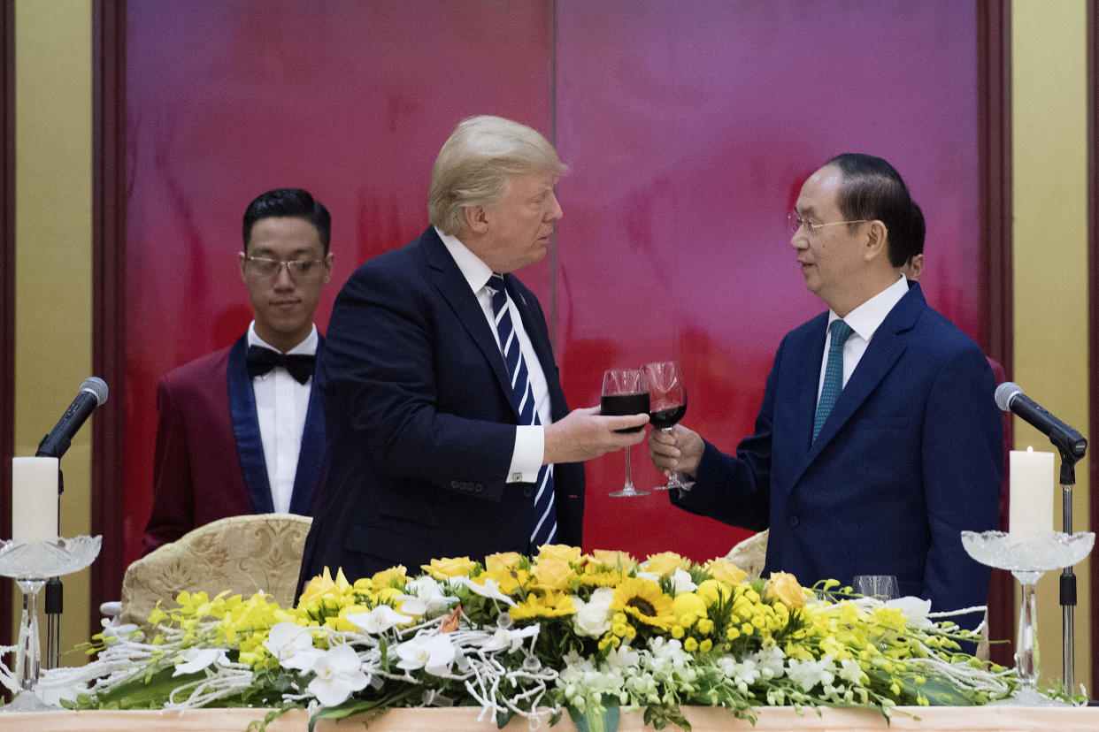 Vietnamese President Tran Dai Quang toasts President Donald Trump during a state dinner in Hanoi on Nov. 11, 2017. (Photo: JIM WATSON via Getty Images)