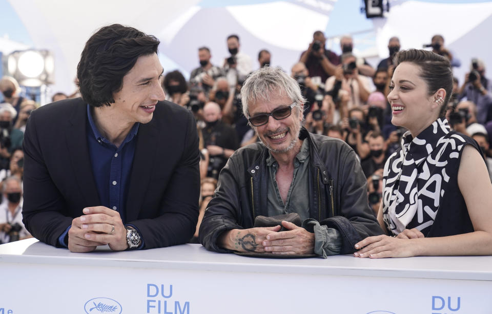 De izquierda a derecha, el actor Adam Driver, el director Leos Carax y la actriz Marion Cotillard posan con motivo del estreno de su película "Annette" en el Festival Internacional de Cine de Cannes, en el sur de Francia, el martes 6 de julio de 2021. (AP Foto/Brynn Anderson)